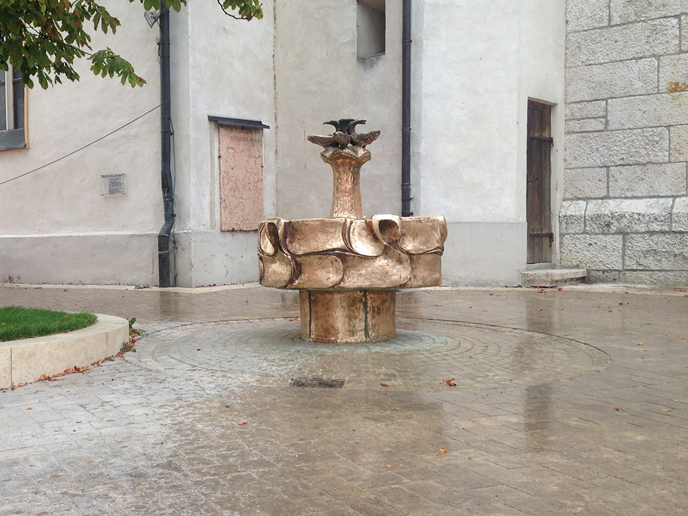 Der-von-Kalk-befreite-Bronzebrunnen-am-Kirchplatz - Kopie